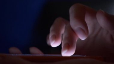 yakın çekim, kadının parmak dokunmatik ekran smartphone üzerinde. kadın bir cep telefonu kullanır