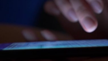 yakın çekim, kadının parmak dokunmatik ekran smartphone üzerinde. kadın bir cep telefonu kullanır