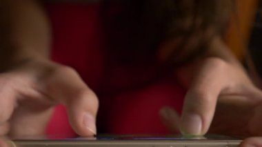 Çocuk el cep telefonu ekran bir oyun oynarken dokunmadan. yakın çekim. Çocukluk ve modern teknoloji kavramı.