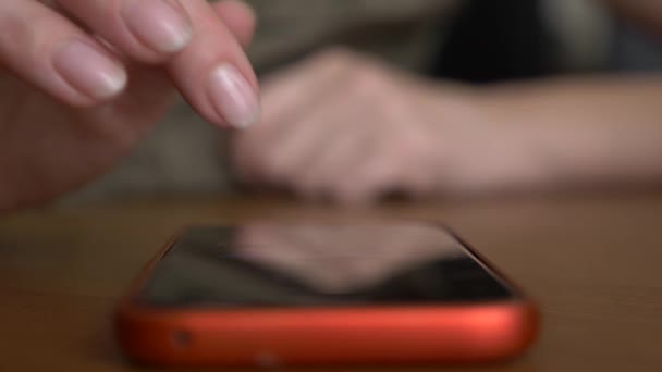 Yakın çekim, kadının parmak dokunmatik ekran smartphone üzerinde. kadın bir cep telefonu kullanır — Stok video