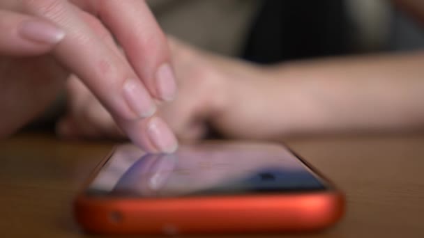 Γκρο πλαν, γυναικεία δάχτυλα στην οθόνη αφής των smartphone. γυναίκα χρησιμοποιεί ένα κινητό τηλέφωνο — Αρχείο Βίντεο