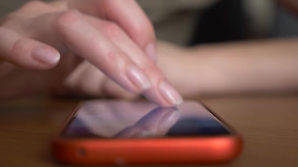 Primer plano, las mujeres dedos en la pantalla táctil del teléfono inteligente. mujer utiliza un teléfono móvil — Vídeo de stock