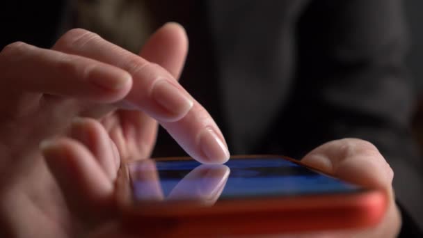 Primer plano, las mujeres dedos en la pantalla táctil del teléfono inteligente. mujer utiliza un teléfono móvil — Vídeo de stock