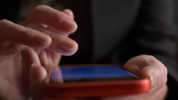 Close-up, vingers van de dames op het aanraakscherm van de smartphone. vrouw maakt gebruik van een mobiele telefoon — Stockvideo