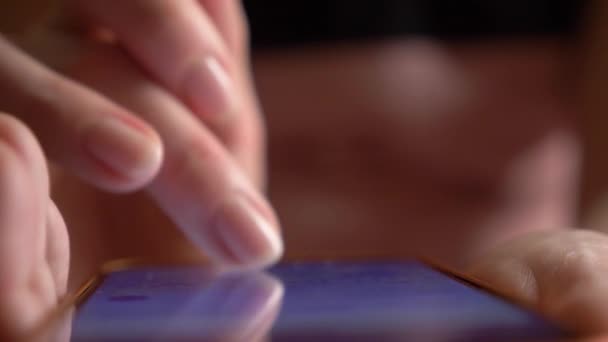Närbild, kvinnans fingrar på pekskärmen på din smartphone. kvinnan använder en mobiltelefon — Stockvideo