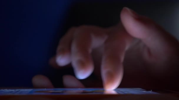 gros plan, doigts de femmes sur l'écran tactile du smartphone. femme utilise un téléphone portable 