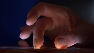 yakın çekim, kadının parmak dokunmatik ekran smartphone üzerinde. kadın bir cep telefonu kullanır