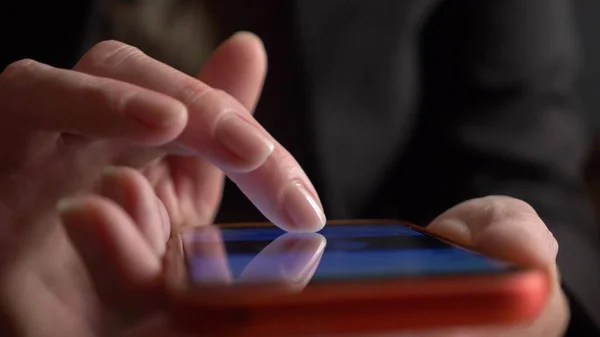 Närbild, kvinnans fingrar på pekskärmen på din smartphone. kvinnan använder en mobiltelefon — Stockfoto