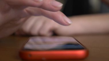 yakın çekim, kadının parmak dokunmatik ekran smartphone üzerinde. kadın bir cep telefonu kullanır