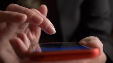 yakın çekim, kadının parmak dokunmatik ekran smartphone üzerinde. kadın bir cep telefonu kullanır