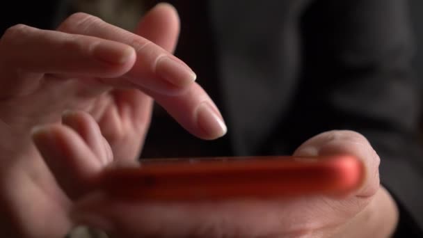 Közeli, womans ujjai a touchscreen smartphone. nő használ egy mozgatható telefon — Stock videók