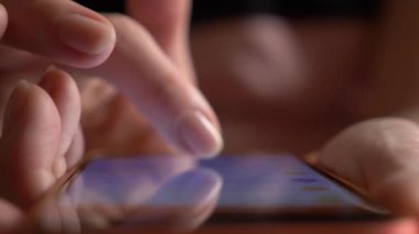 yakın çekim, kadının parmak dokunmatik ekran smartphone üzerinde. kadın bir cep telefonu kullanır