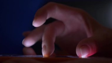 yakın çekim, kadının parmak dokunmatik ekran smartphone üzerinde. kadın bir cep telefonu kullanır