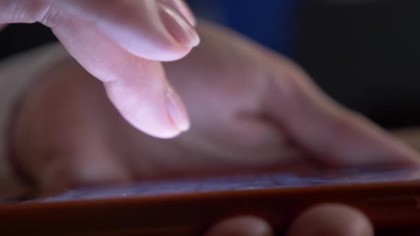 Close-up, as mulheres dedos na tela sensível ao toque do smartphone. mulher usa um telefone celular — Vídeo de Stock