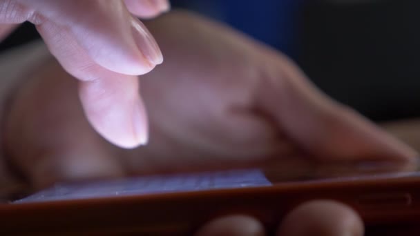 Close-up, vingers van de dames op het aanraakscherm van de smartphone. vrouw maakt gebruik van een mobiele telefoon — Stockvideo