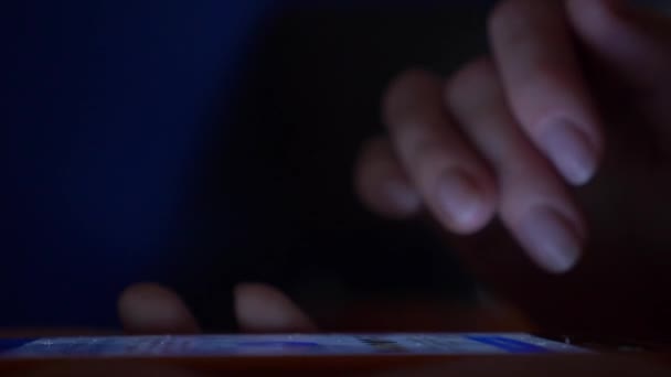 Крупным планом, женские пальцы на сенсорном экране смартфона. женщина использует мобильный телефон — стоковое видео