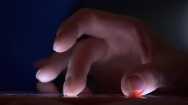 gros plan, doigts de femmes sur l'écran tactile du smartphone. femme utilise un téléphone portable 