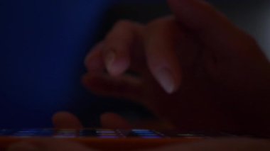 yakın çekim, kadının parmak dokunmatik ekran smartphone üzerinde. kadın bir cep telefonu kullanır
