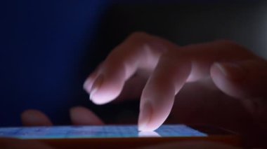 yakın çekim, kadının parmak dokunmatik ekran smartphone üzerinde. kadın bir cep telefonu kullanır