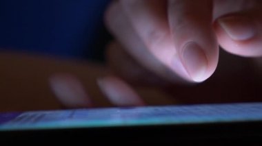 yakın çekim, kadının parmak dokunmatik ekran smartphone üzerinde. kadın bir cep telefonu kullanır