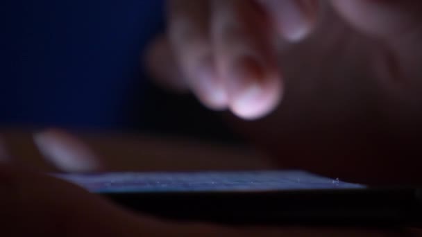 gros plan, doigts de femmes sur l'écran tactile du smartphone. femme utilise un téléphone portable 