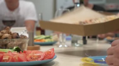 bir Bayramı evde kavramının. Yemekten sonra odak, insanlar içinde belgili tanımlık geçmiş tatil masaya yiyecek bulanık.