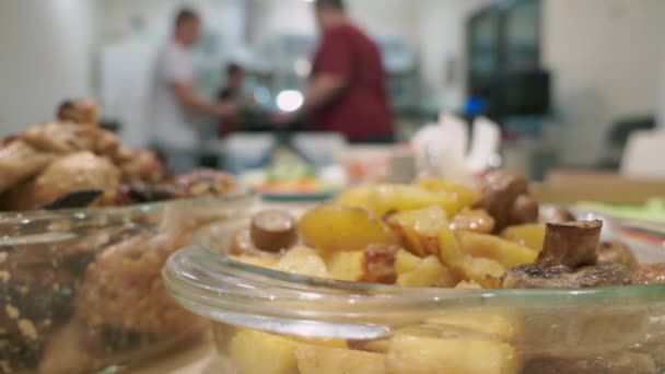 Концепция пира дома. питание с едой на праздничном столе в фокусе, люди на заднем плане размыты . — стоковое видео