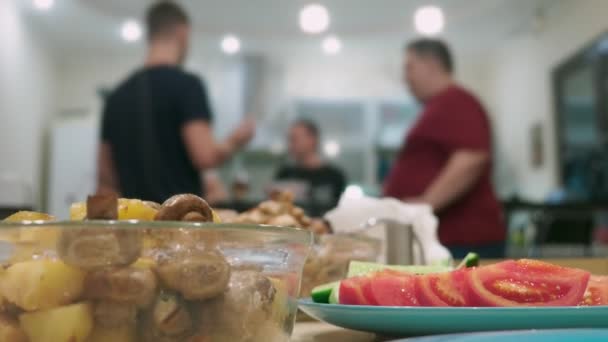 Концепция пира дома. питание с едой на праздничном столе в фокусе, люди на заднем плане размыты . — стоковое видео