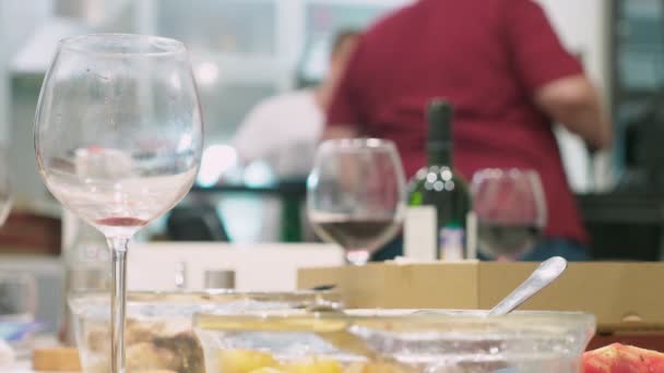 Conceito de uma festa em casa. refeições com alimentos na mesa de férias em foco, as pessoas em segundo plano são turvas . — Vídeo de Stock