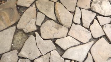 Doku ayrı taş yere. döşeli Patika.