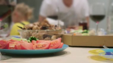 bir Bayramı evde kavramının. Yemekten sonra odak, insanlar içinde belgili tanımlık geçmiş tatil masaya yiyecek bulanık.