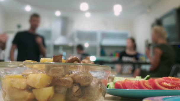 Концепция Пира Дома Питание Едой Праздничном Столе Фокусе Люди Заднем — стоковое видео