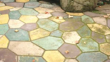 çok renkli döşeme deseni. soyut renkli kiremitli kat. Merdivenlerden parkta dekorasyon.