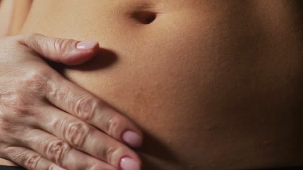 El concepto de eliminación de cicatrices. Mujer joven con cicatriz después de una cirugía abdominal, extirpación de apendicitis. primer plano — Vídeos de Stock