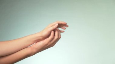 İki aşık. Kadın ve erkek el birbirlerine dokunmak. İki kolu. Şefkat, sevgi ve bakım kavramı. Ortaklık ve dostluk.