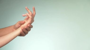İki aşık. Kadın ve erkek el birbirlerine dokunmak. İki kolu. Şefkat, sevgi ve bakım kavramı. Ortaklık ve dostluk.