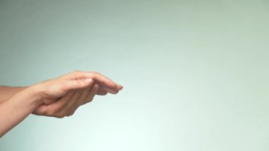 İki aşık. Kadın ve erkek el birbirlerine dokunmak. İki kolu. Şefkat, sevgi ve bakım kavramı. Ortaklık ve dostluk.