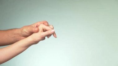 İki aşık. Kadın ve erkek el birbirlerine dokunmak. İki kolu. Şefkat, sevgi ve bakım kavramı. Ortaklık ve dostluk.