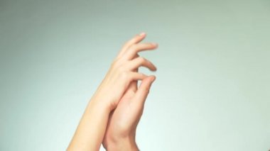 İki aşık. Kadın ve erkek el birbirlerine dokunmak. İki kolu. Şefkat, sevgi ve bakım kavramı. Ortaklık ve dostluk.