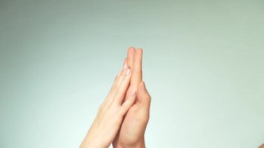 İki aşık. Kadın ve erkek el birbirlerine dokunmak. İki kolu. Şefkat, sevgi ve bakım kavramı. Ortaklık ve dostluk.