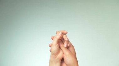 İki aşık. Kadın ve erkek el birbirlerine dokunmak. İki kolu. Şefkat, sevgi ve bakım kavramı. Ortaklık ve dostluk.