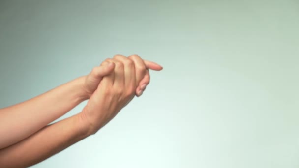 Verliefde paar. Vrouwelijke en mannelijke hand elkaar raken. Twee takken. Concept van tederheid, liefde en zorg. Partnerschap en vriendschap. — Stockvideo