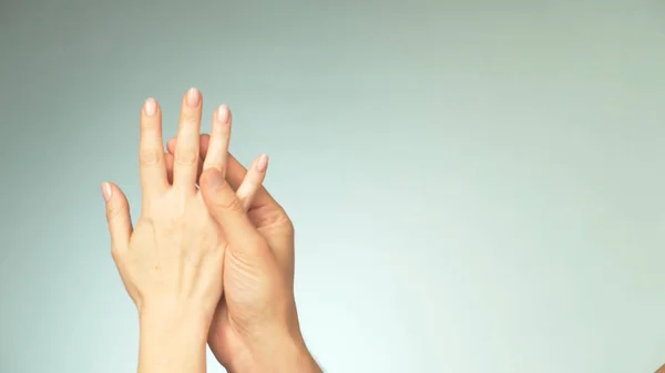 Verliefde paar. Vrouwelijke en mannelijke hand elkaar raken. Twee takken. Concept van tederheid, liefde en zorg. Partnerschap en vriendschap. — Stockfoto