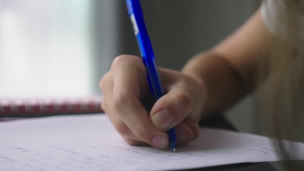 Adolescente haciendo deberes para la escuela en su habitación, en el escritorio — Vídeo de stock