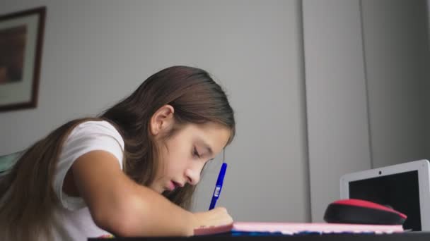 Adolescente faisant des devoirs pour l'école dans sa chambre, sur le bureau — Video