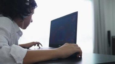 Genç video oyunları oynuyor. Dizüstü bilgisayar ekranına bakarak kulaklık ile bilgisayar genç çocuk