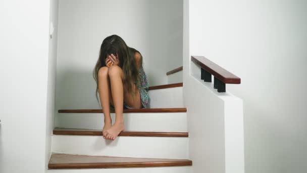 Hermosa Chica Adolescente Triste Problemas Sentado Casa Los Escalones Una — Vídeos de Stock