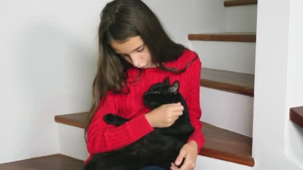 Schöne Teenie Mädchen Rotem Pullover Und Frottee Socken Und Jeans — Stockvideo