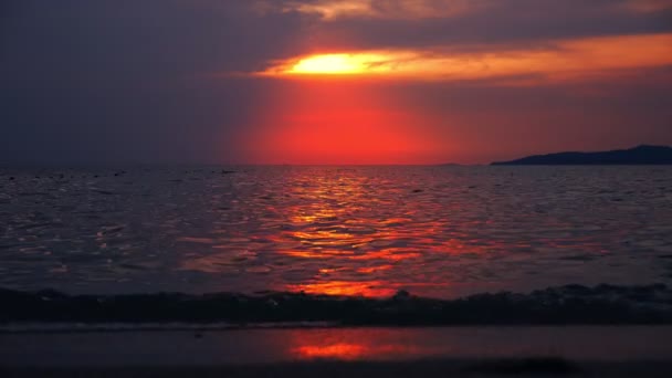 Meereslandschaft, roter dramatischer Sonnenuntergang am Meer. die Sonne färbt das Meer rot. — Stockvideo