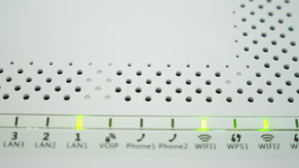 Gröna blinkande lampor på en vit modem. Trådlösa routern servern Led ljus, närbild. — Stockvideo